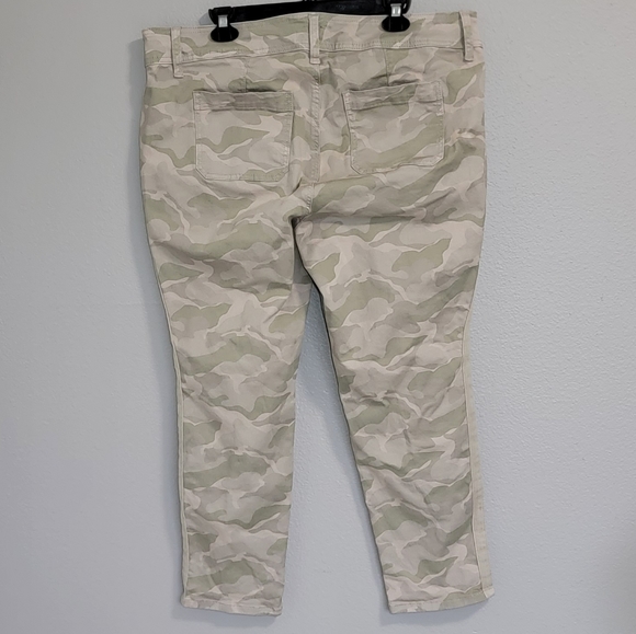 Torrid Feel The Fit Ankle Camo Pants/ Size 18. - Picture 2 of 12